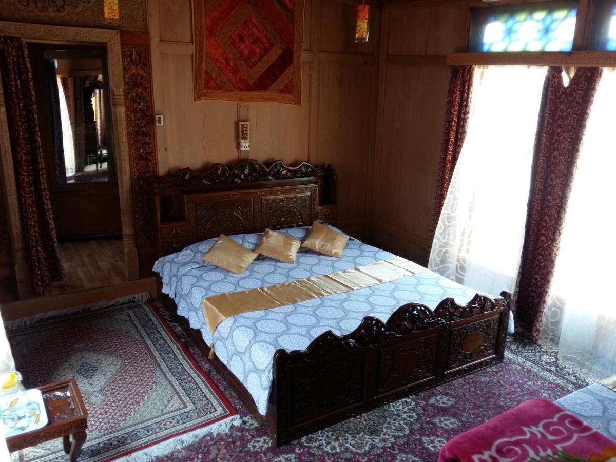 Отель Houseboat Moon Of Kashmir Сринагар Экстерьер фото