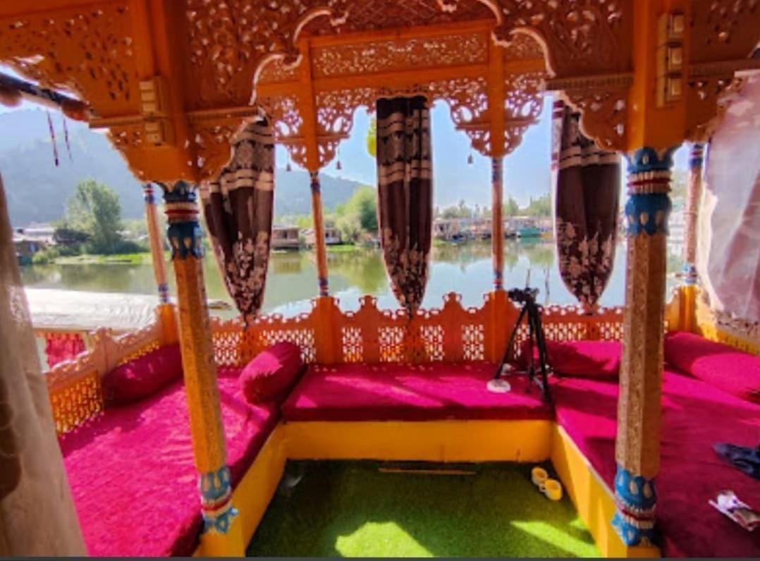 Отель Houseboat Moon Of Kashmir Сринагар Экстерьер фото