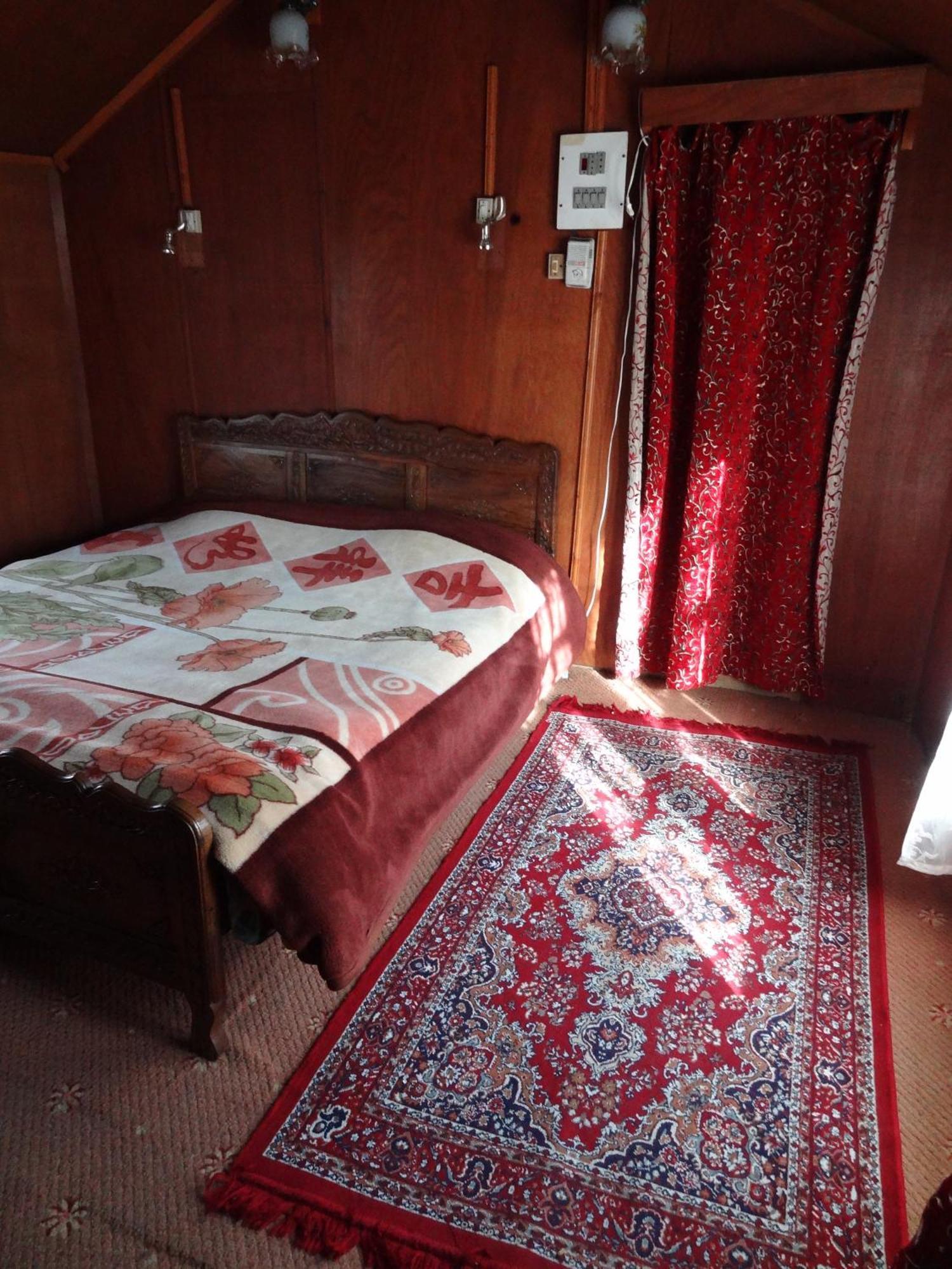 Отель Houseboat Moon Of Kashmir Сринагар Номер фото
