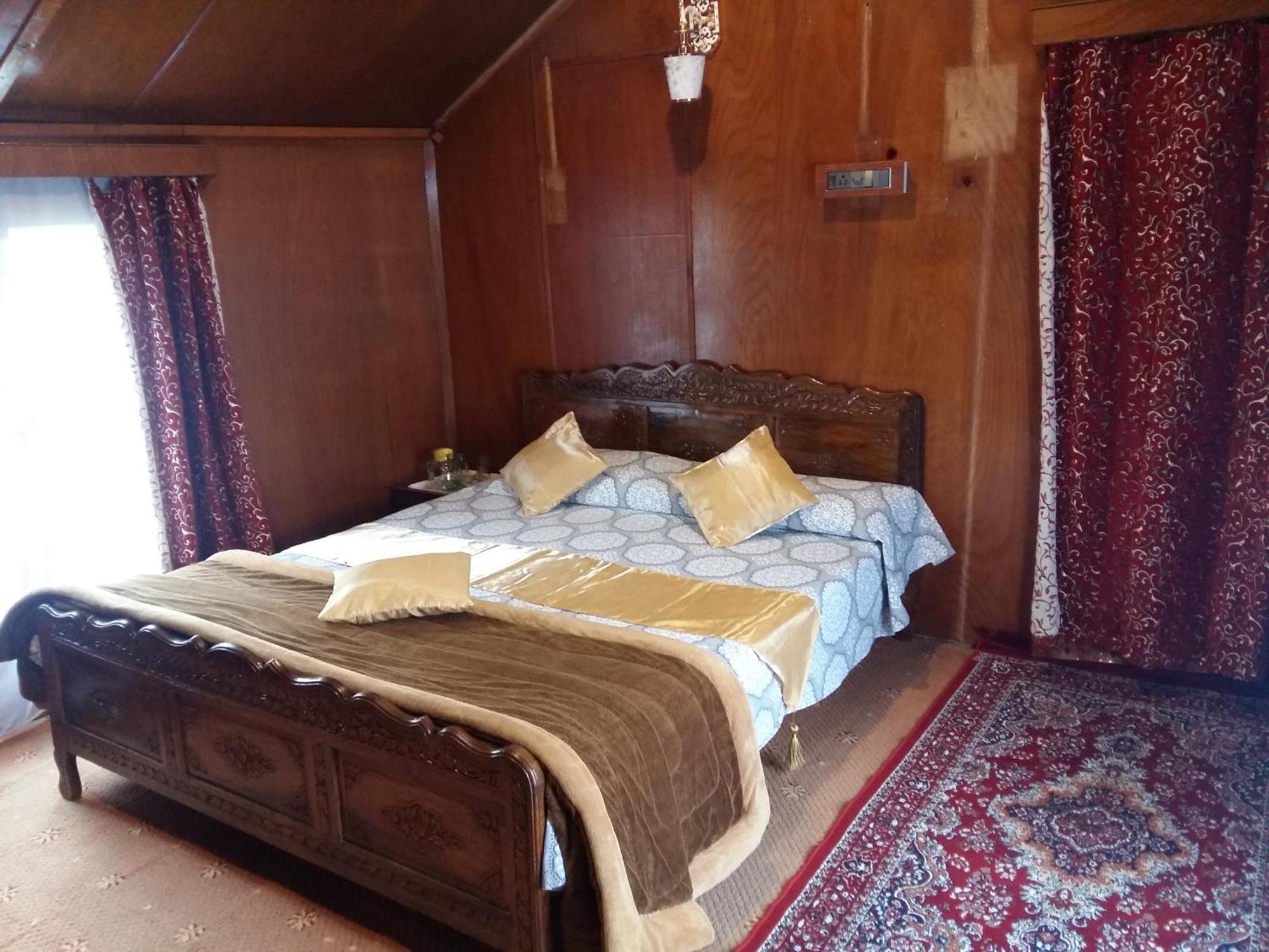Отель Houseboat Moon Of Kashmir Сринагар Номер фото