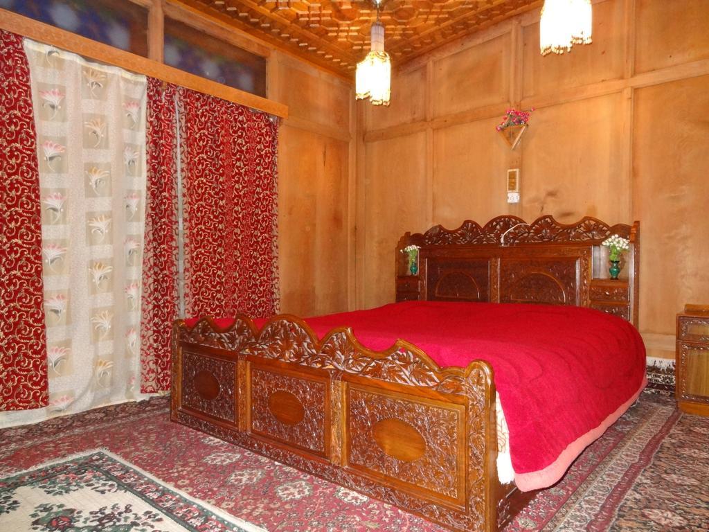 Отель Houseboat Moon Of Kashmir Сринагар Номер фото