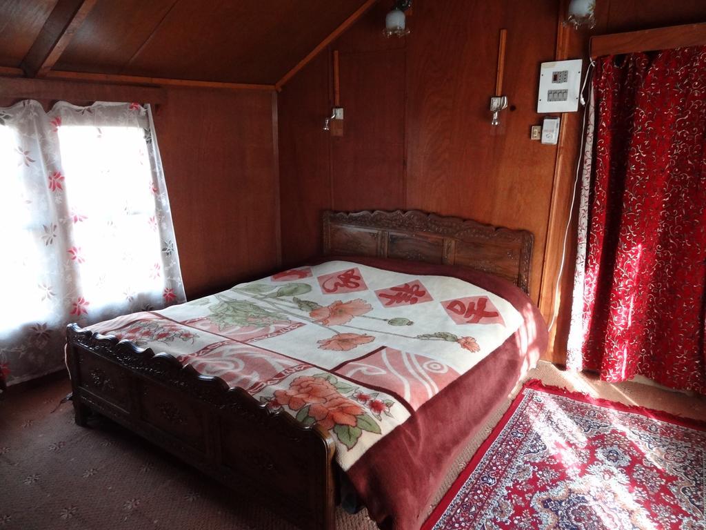 Отель Houseboat Moon Of Kashmir Сринагар Номер фото